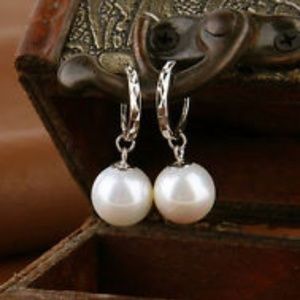Freshwater Pearl Drop Earrings. #J209